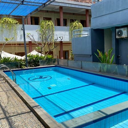 Rabasta Enjoy Kuta Hotel Кута Екстериор снимка