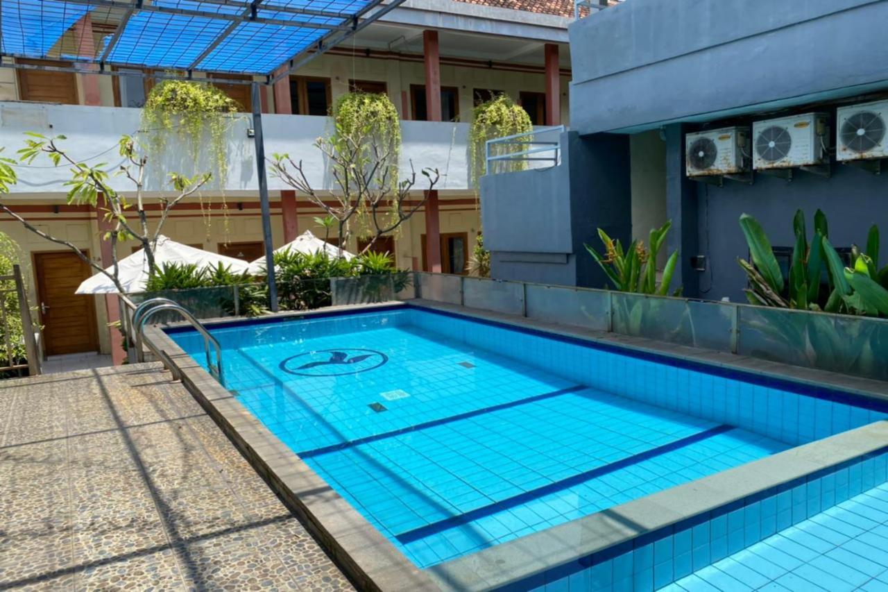 Rabasta Enjoy Kuta Hotel Кута Екстериор снимка