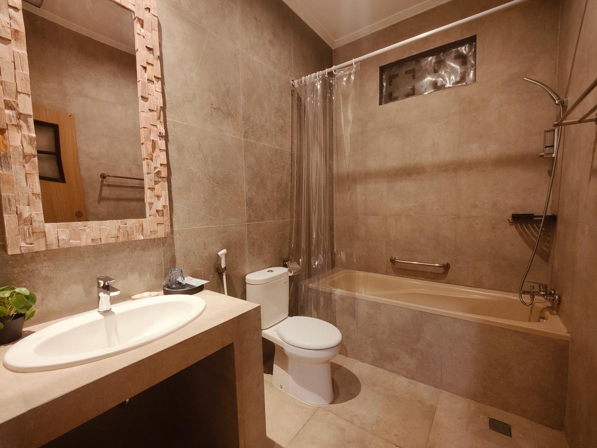 Rabasta Enjoy Kuta Hotel Кута Екстериор снимка