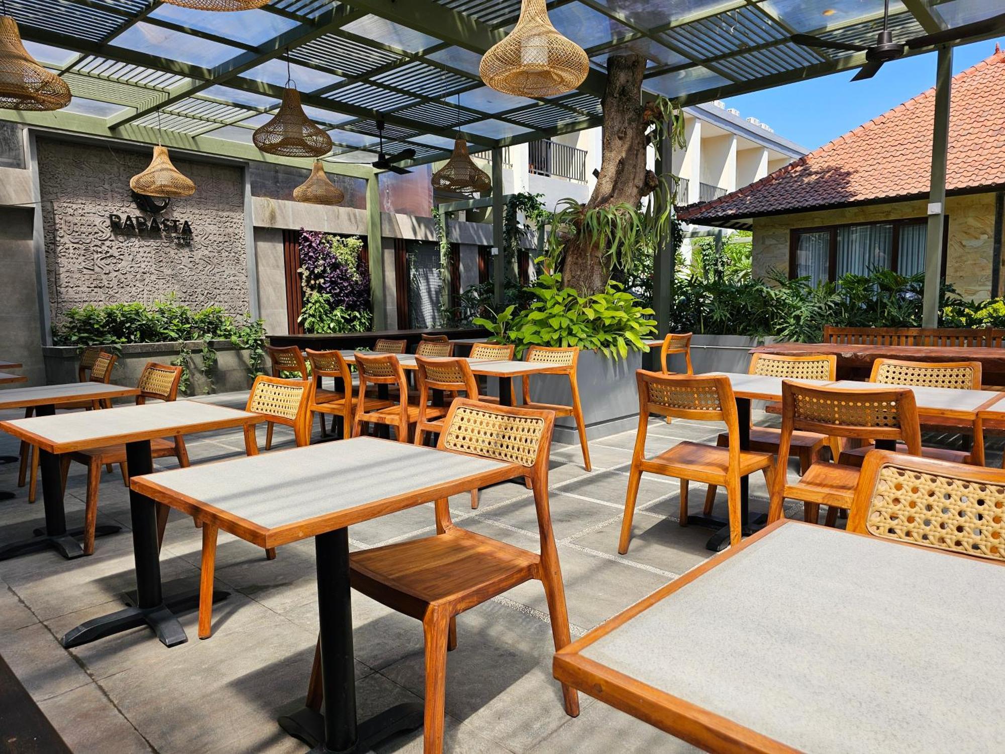Rabasta Enjoy Kuta Hotel Кута Екстериор снимка