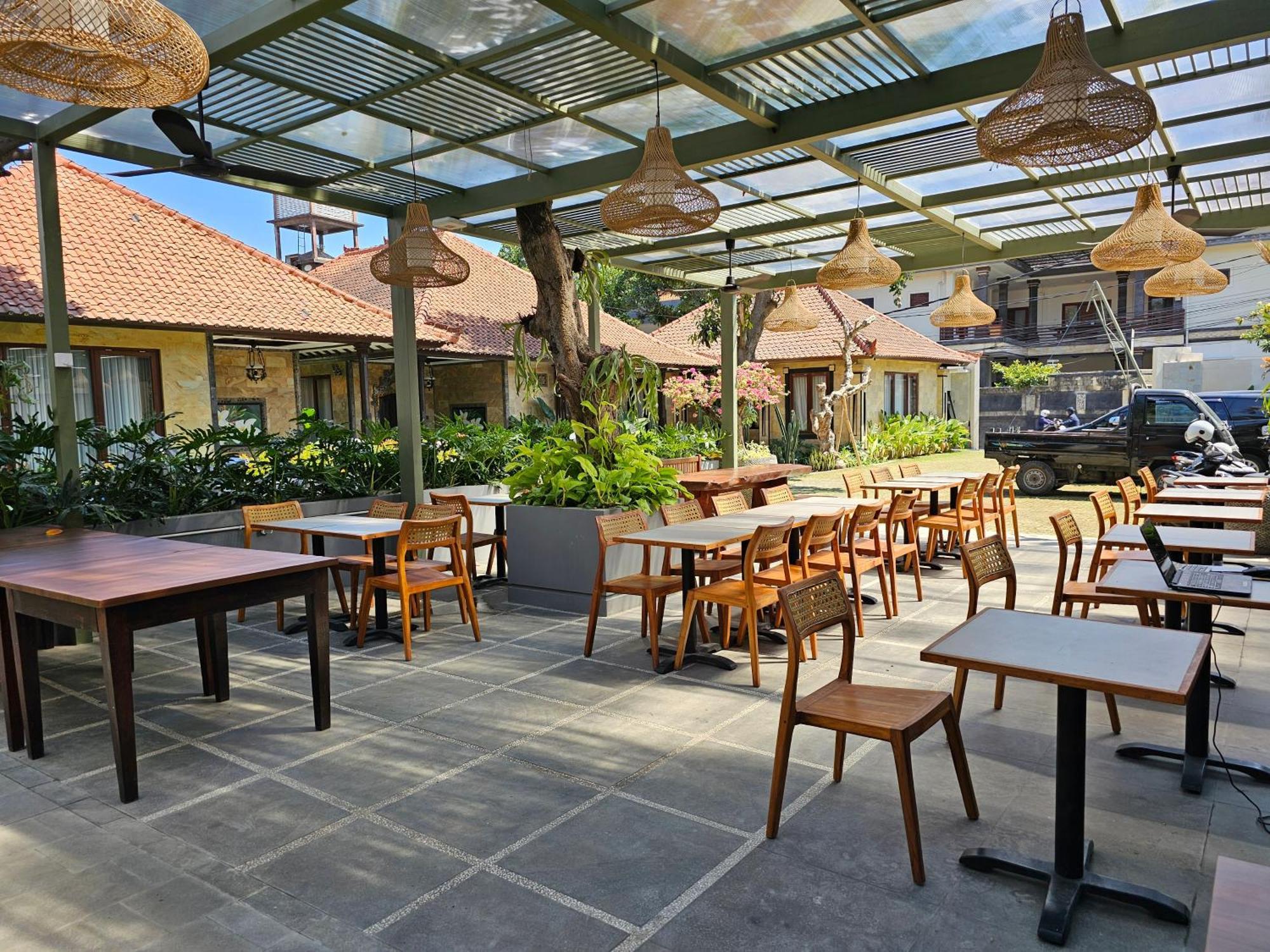 Rabasta Enjoy Kuta Hotel Кута Екстериор снимка