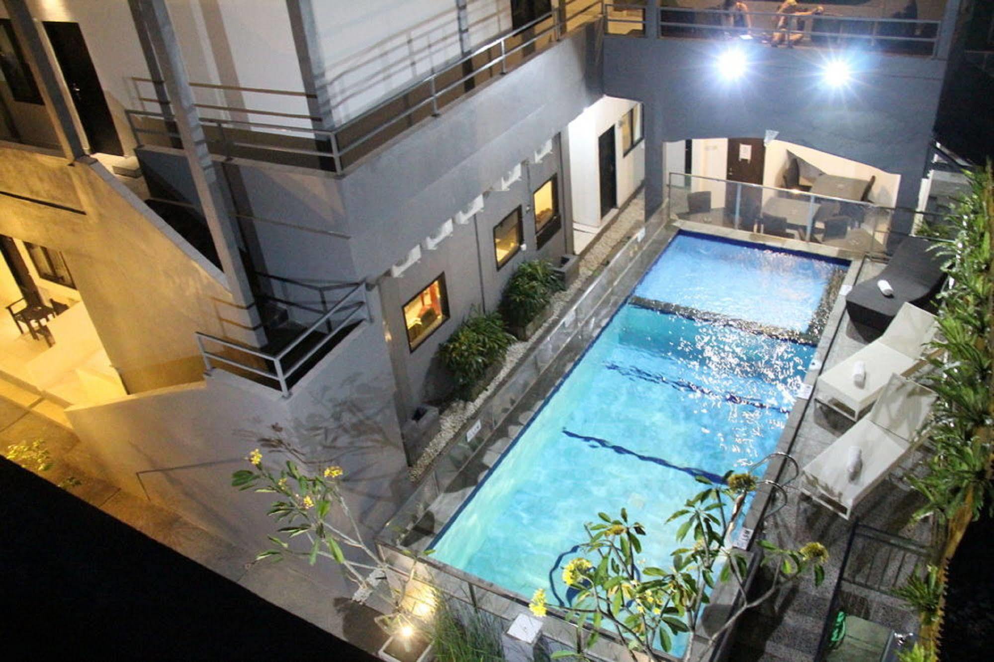 Rabasta Enjoy Kuta Hotel Кута Екстериор снимка